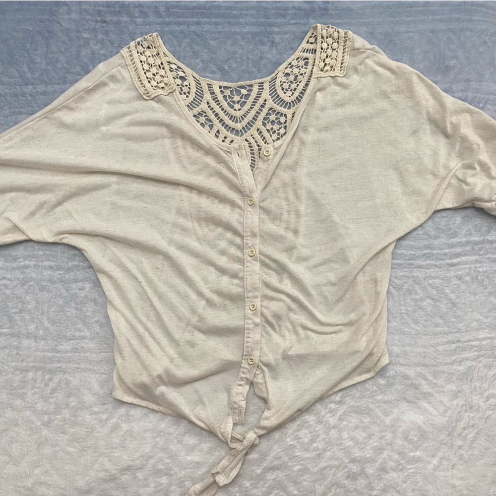 Paper + Tee Medium beige/cream button up lace back blouse